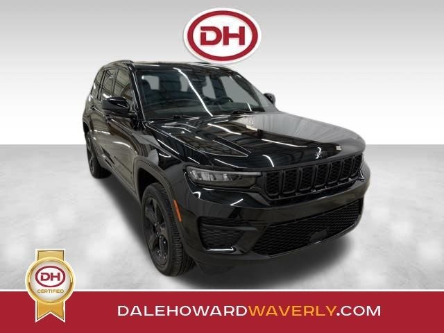 2023 Jeep Grand Cherokee Altitude X in Diamond Black Crystal Pearlcoat — front three-quarter view