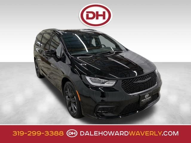 2026 Chrysler Pacifica Select in Diamond Black Crystal Pearl-Coat Exterior Paint — front three-quarter view